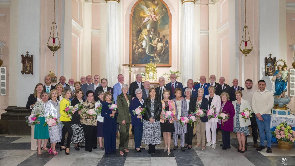 Las parejas homenajeadas y miembros de la corporación municipal en la iglasia de Santo Tomás de Villanueva.