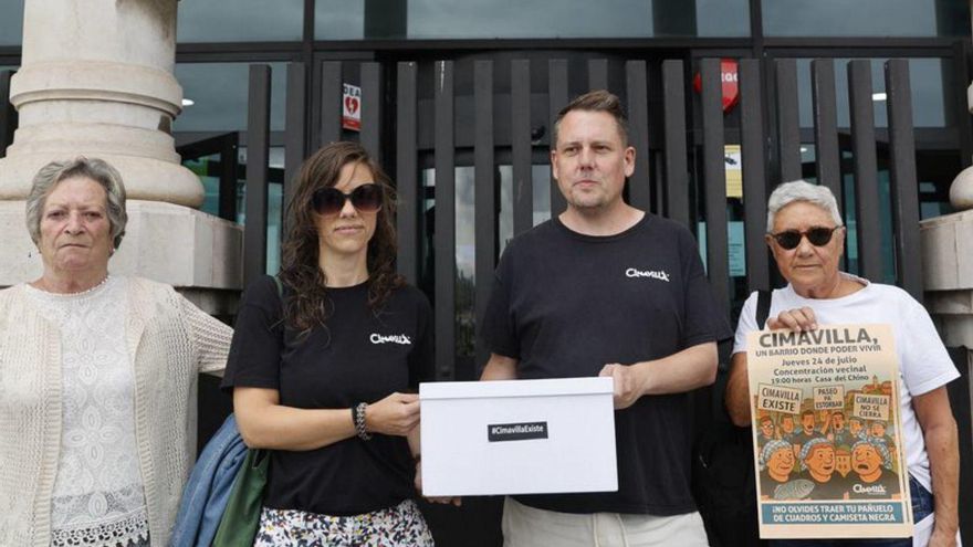 La entrega de firmas de los vecinos de Cimavilla, ayer en la Pescadería Municipal.  | ÁNGEL GONZÁLEZ