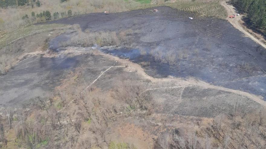 Extinguido un incendio forestal en el concello ourensano de Sarreaus tras quemar 5 hectáreas
