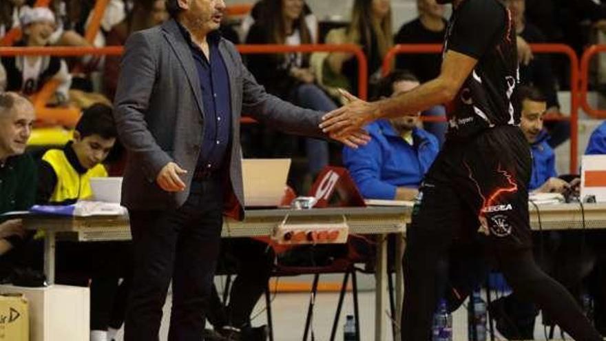 Nacho Galán, entrenador del Círculo, saluda al jugador gijonés Adón.
