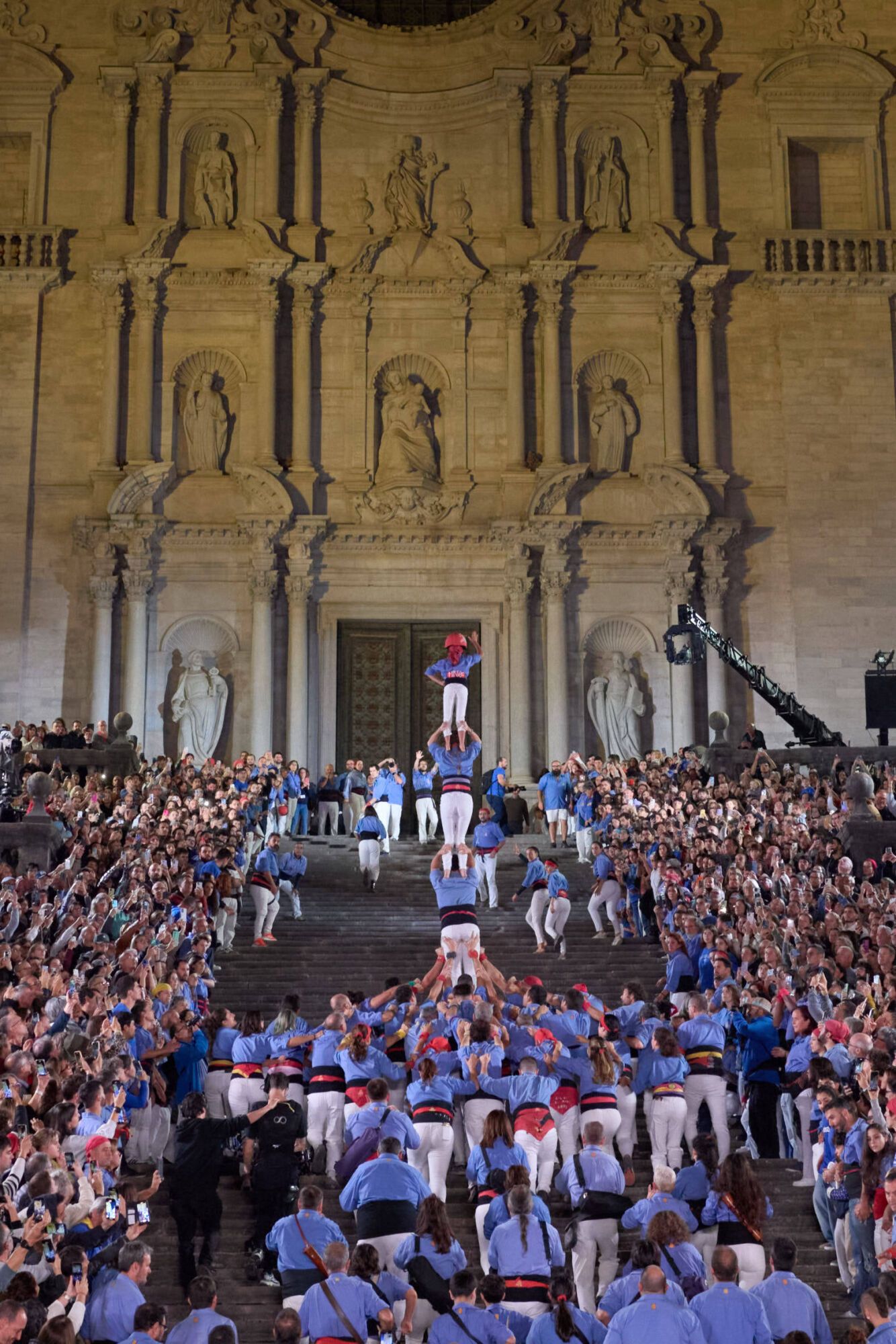 Les imatges de la pujada del pilar de 4 a les escales de la Catedral