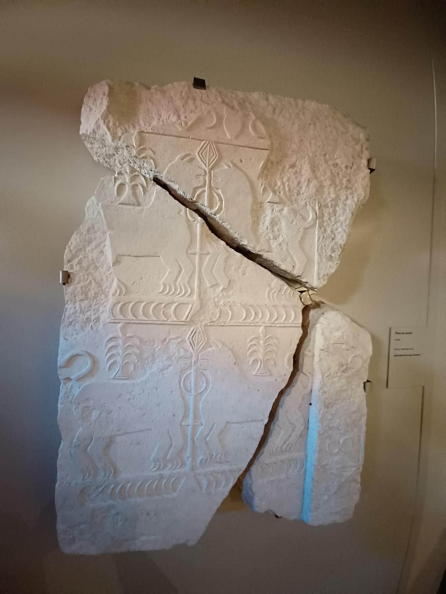 Placa de cancel, tal y como está expuesta en el Museo Arqueológico.
