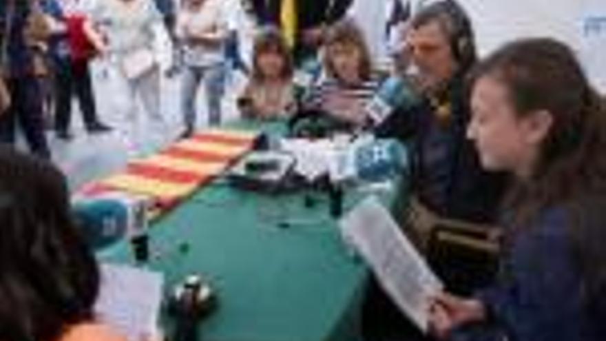 El periodista Eduard Cid, fent el programa a la Rambla.