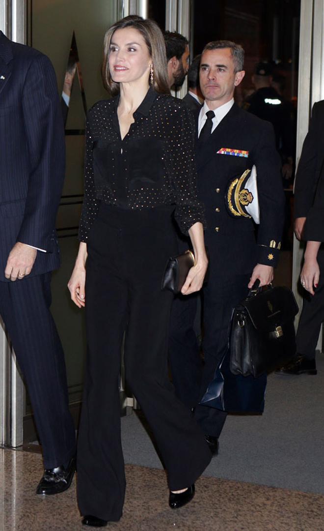 Letizia Ortiz con look todo en negro de Uterqüe