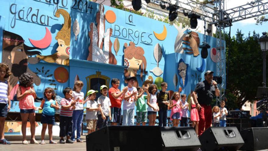 Los más pequeños bailan al ritmo de la música popular de Pepe Benavente en la plaza de Santiago de Gáldar. | lp / dlp