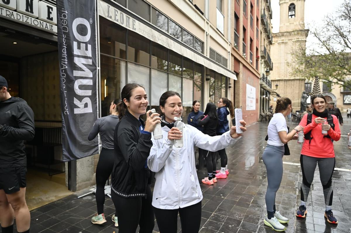 En imágenes | Runneo, el club de 'running' más viral de Zaragoza que mezcla carreras con 'cachondeo'