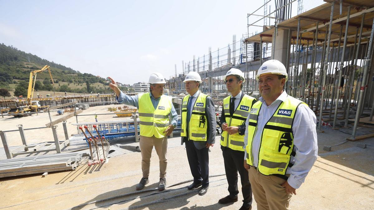 El Alcalde, Alfredo Canteli, junto a su segundo teniente de Alcalde, Nacho Cuesta, visitan las obras para la construcción de las pistas de atletismo