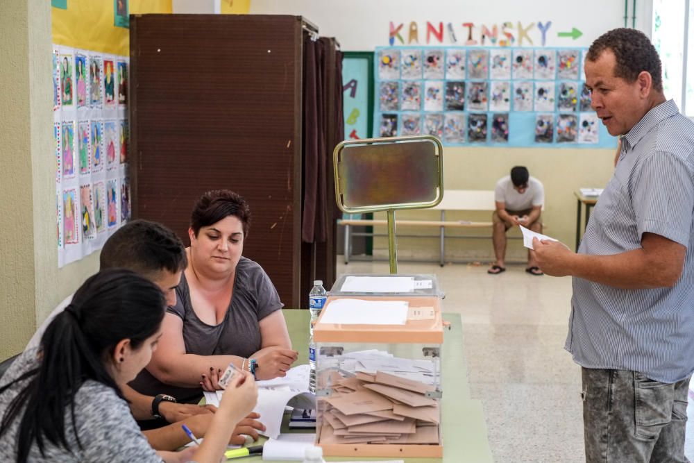 Los alicantinos acuden a votar el 26J