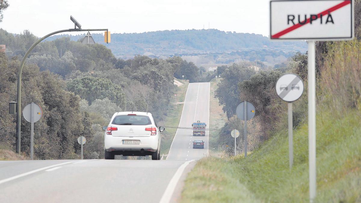 Un tram de la carretera de Torroella a la Pera, en el seu pas per Rupià