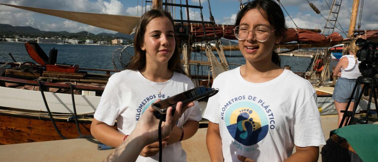 Las galardonadas con los presentadores del premio. | VICENT MARÍ