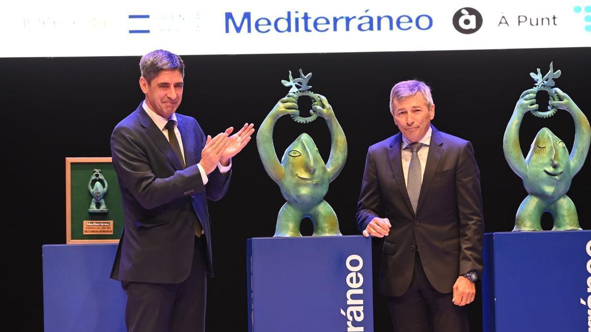 Joaquín Font de Mora (derecha) recibió el premio de manos de Andrés Sánchez, director general de Prensa Ibérica en la Comunidad Valenciana, Murcia y Andalucía. / Manolo Nebot