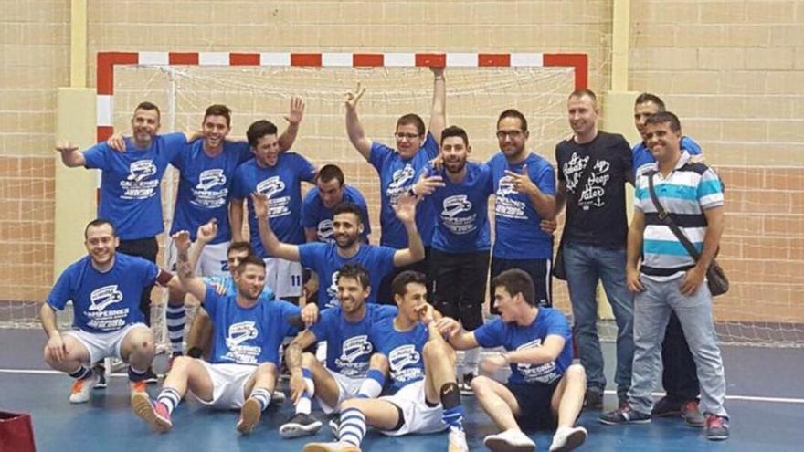 Los jugadores del Callosa celebran el título