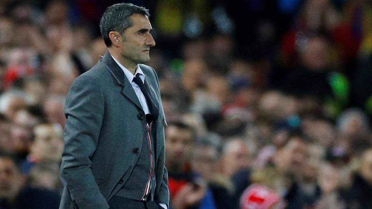 Aficionados y prensa muestran su enfado ante la derrota del Barça en Liverpool. En la foto, el entrenador Ernesto Valverde. 