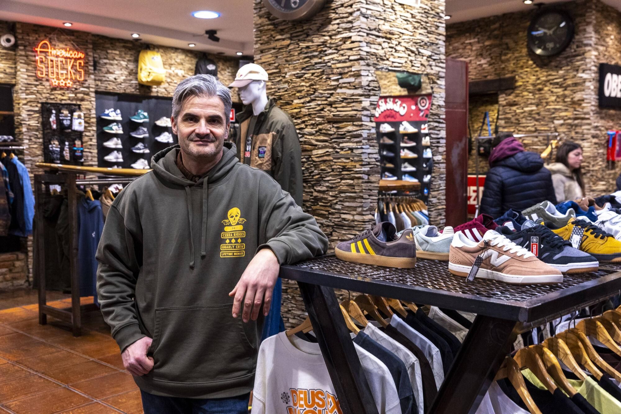 EN IMÁGENES: El  tiempo gélido anima las rebajas en Oviedo