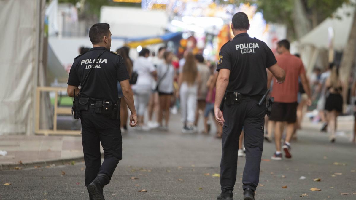 Dos policías locales de Xàtiva, durante uno de los turnos de la Fira de Xàtiva.