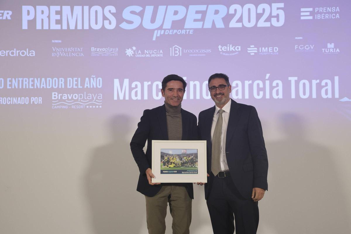 Marcelino con su premio al mejo entrenador del año entregado por Paco Pineda, gerente de Levante-EMV.