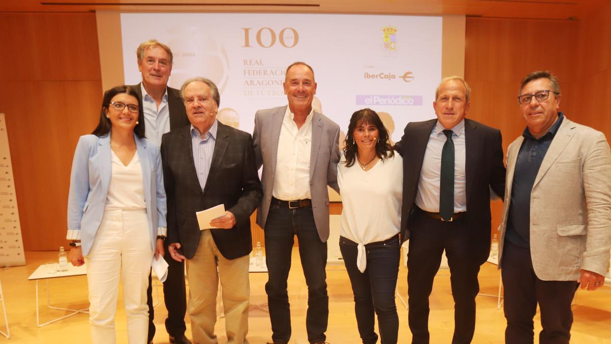 Raquel Machín, redactora de EL PERIÓDICO, Fernando Arcega, Óscar Fle, Víctor Fernández, Noemí Navarro, Víctor Muñoz y Nicolás Espada, director de este diario, antes del coloquio.