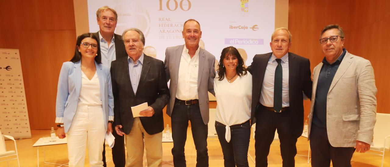 Raquel Machín, redactora de EL PERIÓDICO, Fernando Arcega, Óscar Fle, Víctor Fernández, Noemí Navarro, Víctor Muñoz y Nicolás Espada, director de este diario, antes del coloquio.