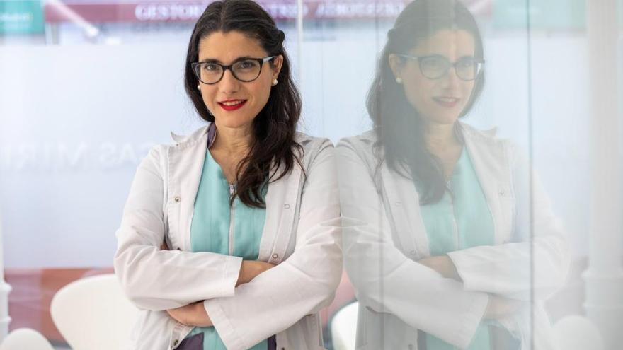 La ginecóloga y obstetra extremeña Miriam Al Adib Mendiri posa en la consulta de su nueva clínica, recién abierta en Madrid, Miriam Gine.