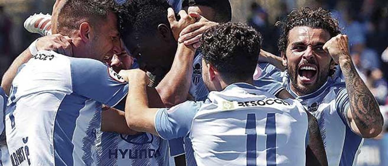 Los jugadores del Atlético Baleares celebran uno de los tres goles al Valencia Mestalla.