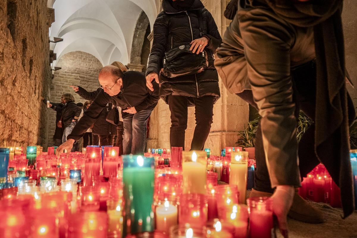 Ofrena de ciris a la imatge de Santa Llúcia al claustre de la Seu, l'any passat