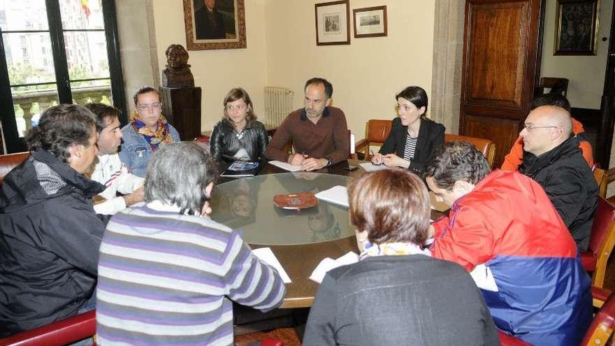 La concejala de Xuventude, Sandra García Roma, sustituyó al alcalde en la reunión.  // Noé Parga