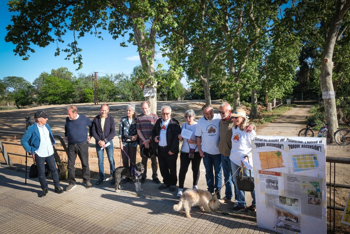 Algunos miembros de la Plataforma Salvar El Parque Ascensión.