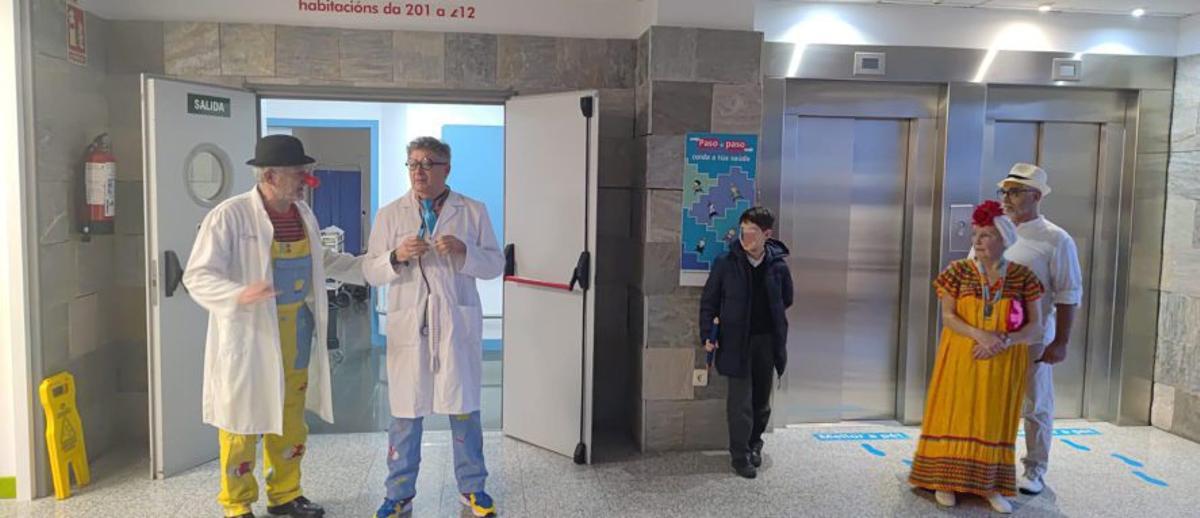 Integrantes de O Castro que visitaron ayer el Hospital do Salnés