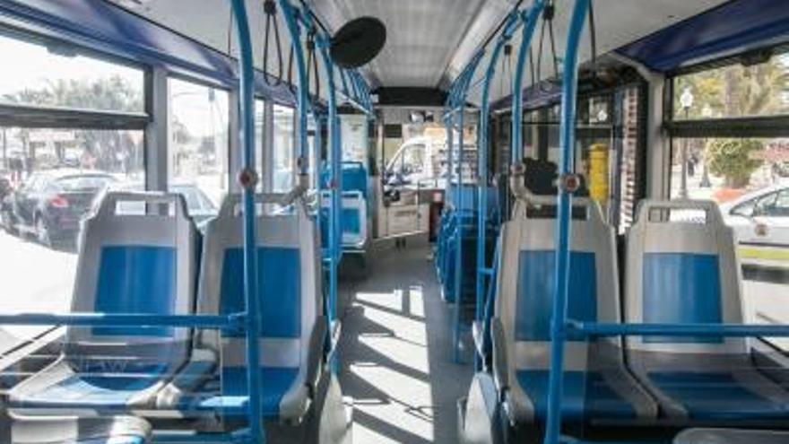 Uno de los autobuses de la línea circular 14A, vacío en casi todo su recorrido. Sólo subió una pasajera.