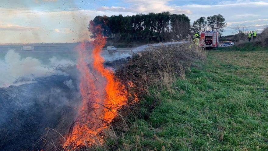 Los bomberos de la DPH sofocan un incendio en una caseta agrícola en Fornillos