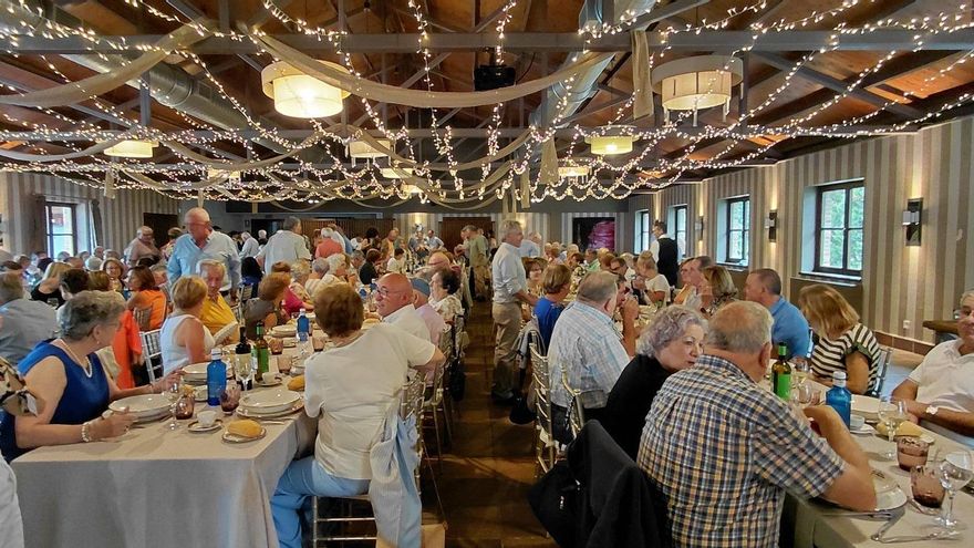 Homenaje a los dos socios de más edad en la fiesta del Hogar del Pensionista &quot;Bella Vista&quot;, de Cangas de Onís