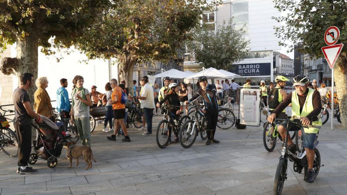 La I Bicicletada por la Movilidad tuvo ayer una exitosa acogida en la ciudad. Organizada por Vigo Ciclábel con motivo de la Semana Europea de la Movilidad, partió desde el Olivo del Paseo de Alfonso XII a las 20.00 horas y duró aproximadamente 60 minutos, tiempo durante el cual los asistentes --varias decenas-- llevaron a cabo un recorrido sencillo hasta Praza de Compostela: destino final del este viaje (SOS)tenible. // J. LORES 