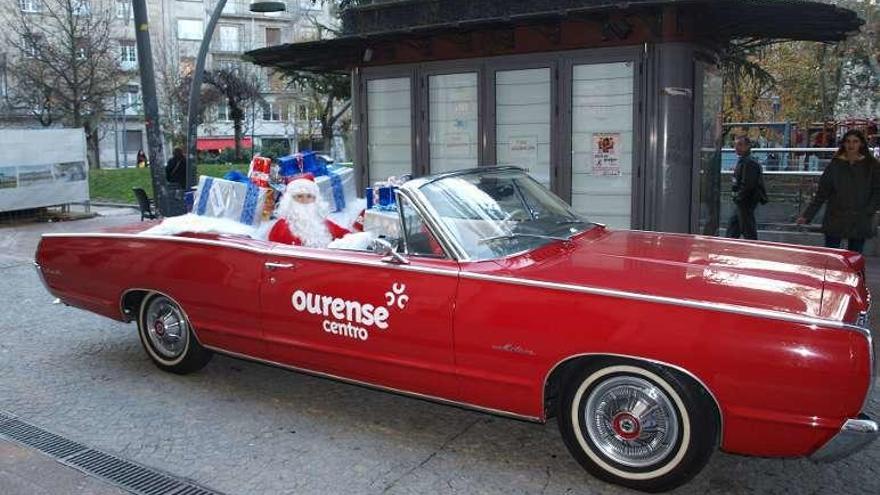 Papá Noel, en plena faena de distribución de regalos. // FdV