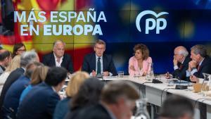 Alberto Núñez Feijóo junto a Esteban González Pons y Dolors Montserrat en una reunión con los candidatos europeos.