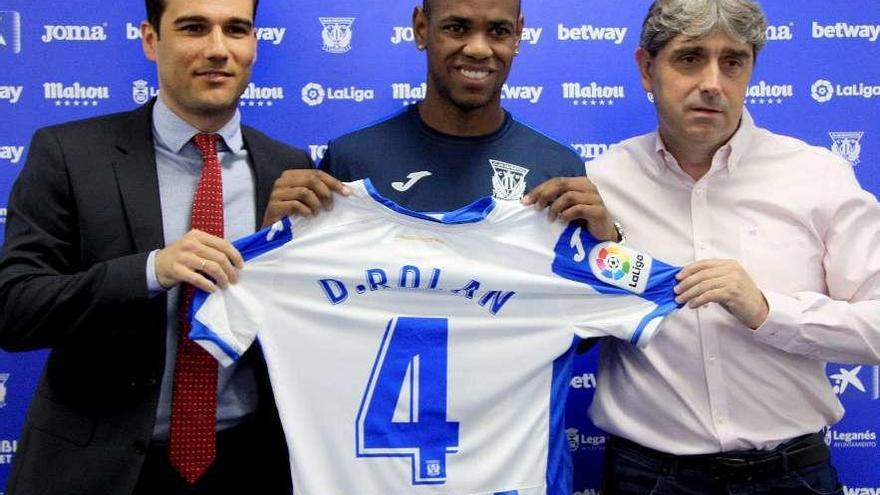 Diego Rolan, en el centro, ayer durante su presentación con el Leganés.