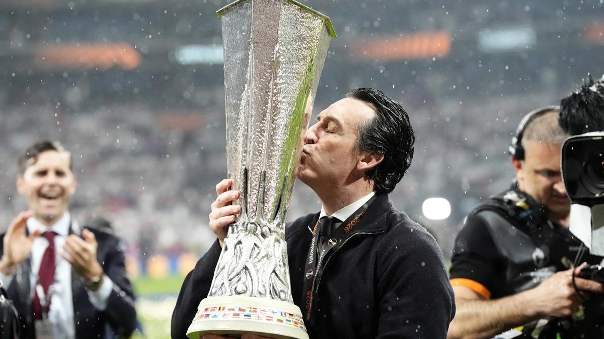 Unai Emery, besando la copa de Europa League