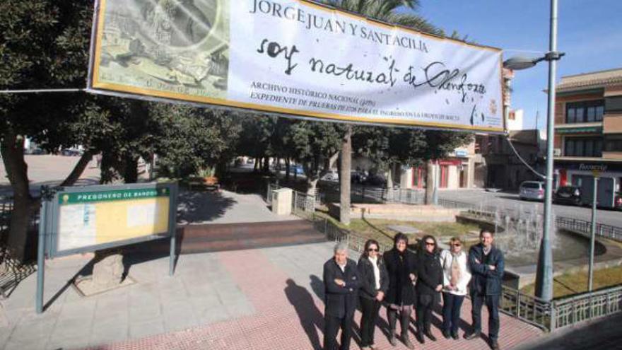 La alcaldesa de Monforte y sus concejales con la pancarta colocada ayer en la Glorieta.