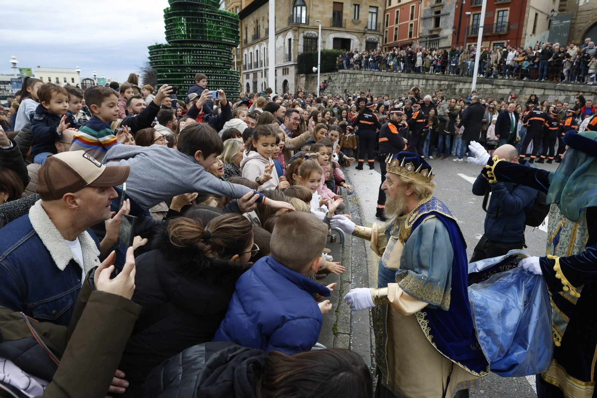 En imágenes: Los Reyes Magos desembarcan en Gijón