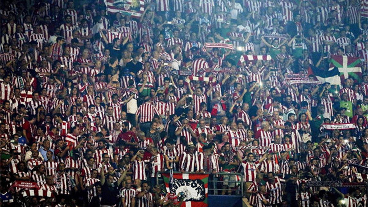 Aficionados del Athletic apoyan a su equipo ante el Oporto durante el partido de este martes