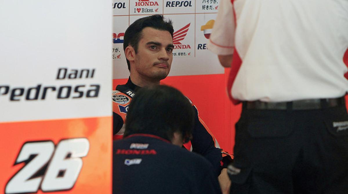 Dani Pedrosa descansa al box de Repsol Honda, durant els assajos de pretemporada a Sepang (Malàisia).