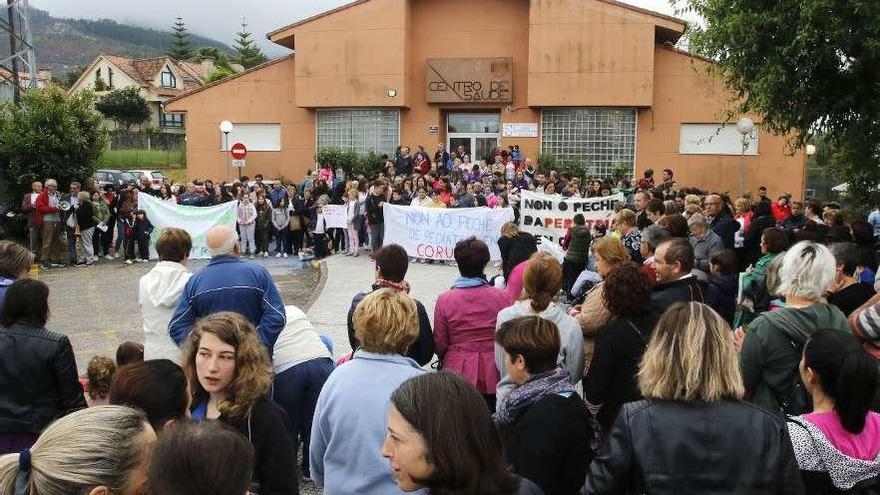 Protesta en Coruxo (Vigo) la pasada semana por temor a perder la plaza de pediatría. // Alba Villar