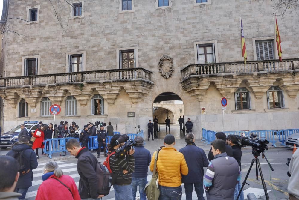 In dem seit Monaten erwarteten Urteil vom Freitag (17.2.) wird Infantin Cristina freigesprochen. Haftstrafen für Urdangarin, seinen Ex-Geschäftspartner Diego Torres und den früheren balearischen Ministerpräsidenten Jaume Matas.