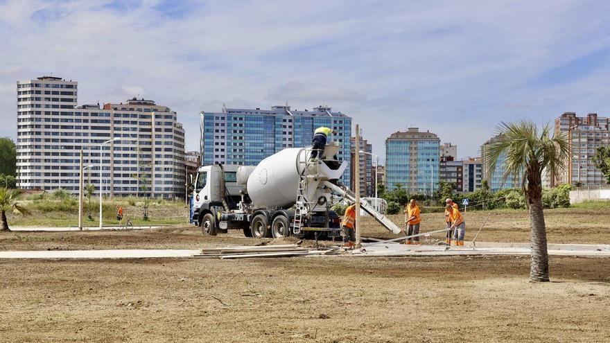 Siembra en marcha y mobiliario a punto de llegar: los últimos trabajos para que la playa verde esté operativa a principios de julio
