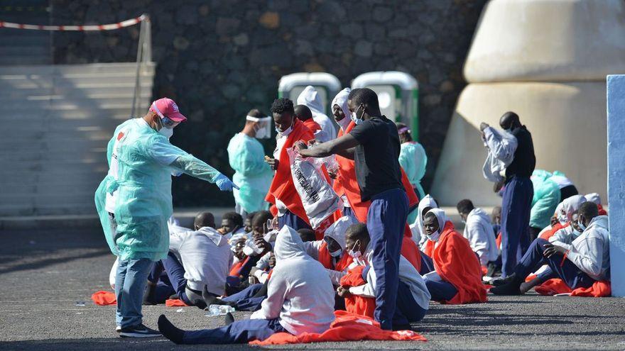 Un grupo de migrantes llegado a El Hierro es atendido por personal de Cruz Roja en el muelle de La Restinga.