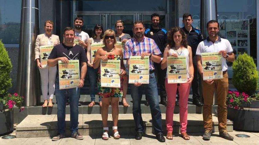 Marcos Besada, alcalde de Salceda, los ediles Loli Castiñeira, Carla Pérez, José Luis González, con miembros de la Polícía Local y representantes de ACISA, presentando la campaña. // D.P.