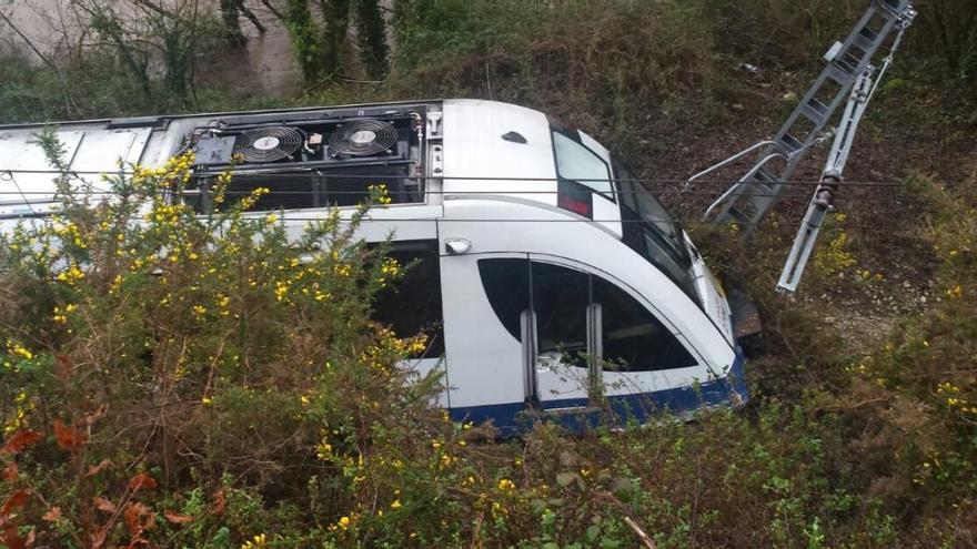 Un argayo hace descarrilar un tren de pasajeros en Asturias