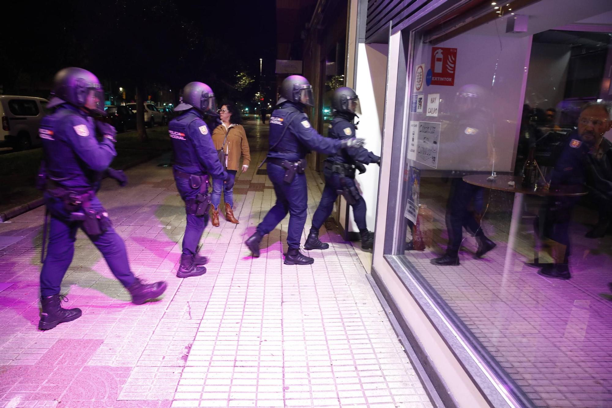 Así vigila la Policía Nacional las zonas de ocio nocturno en Gijón (en imágenes)