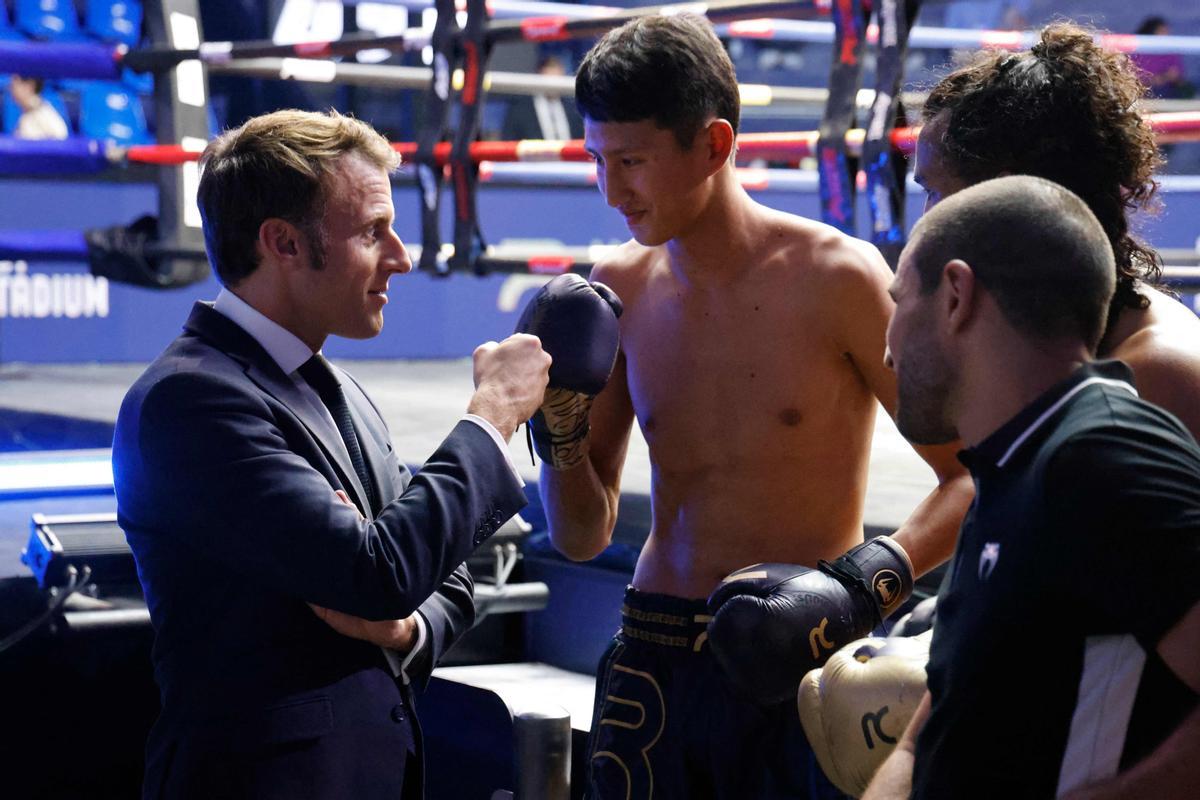 Macron visita un centro de Muay thai en Bangkok