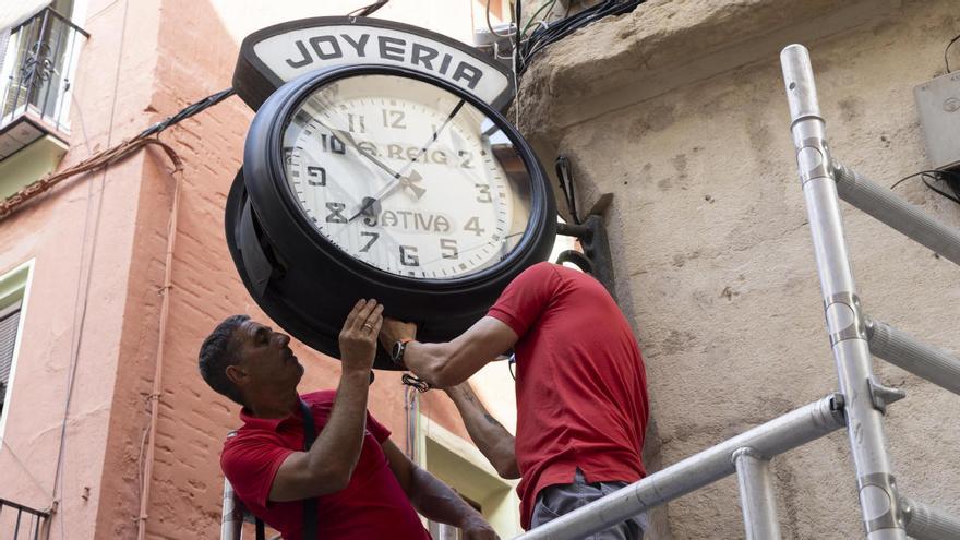 Así ha sido el montaje del histórico reloj dels Quatre Cantons de Xàtiva