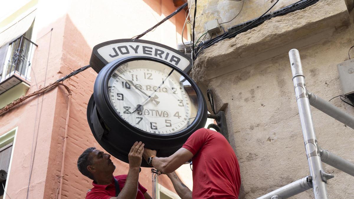 Así ha sido el montaje del histórico reloj dels Quatre Cantons de Xàtiva